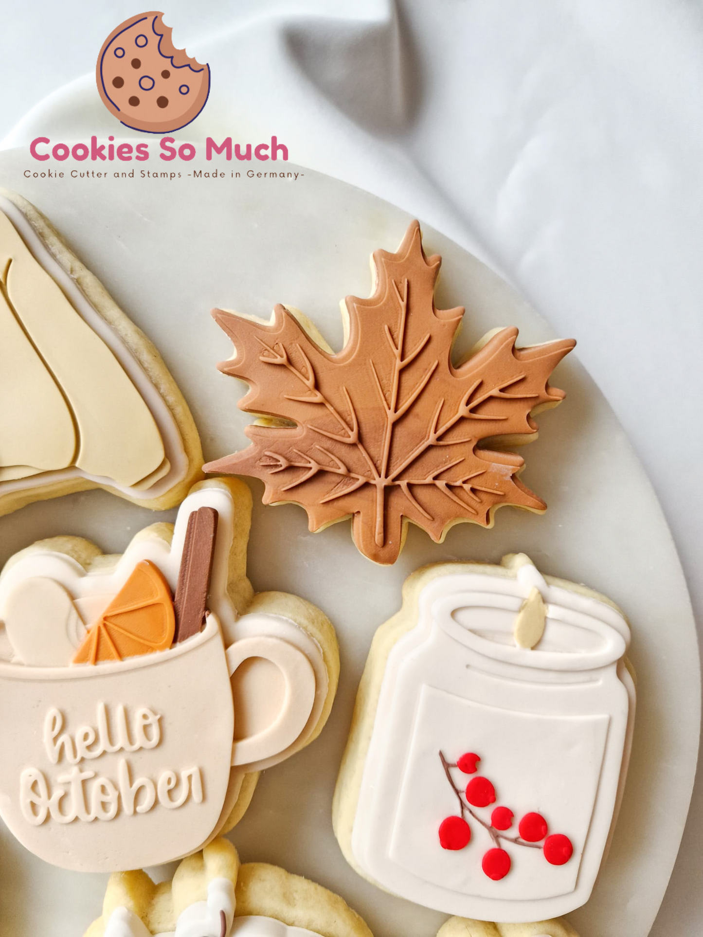 "hello October" tee tasse mit zimt, orange, nelke debosser und ausstecher