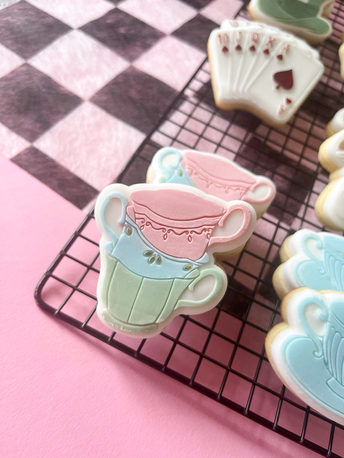 3 gestapelte Tassen Acryl Debosser + Ausstecher