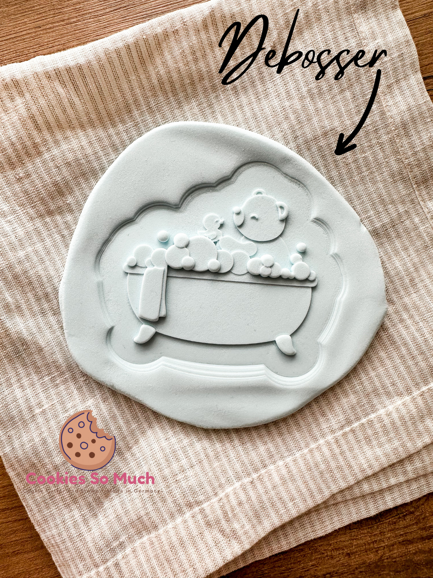 Bär in der Badewanne debosser und cutter