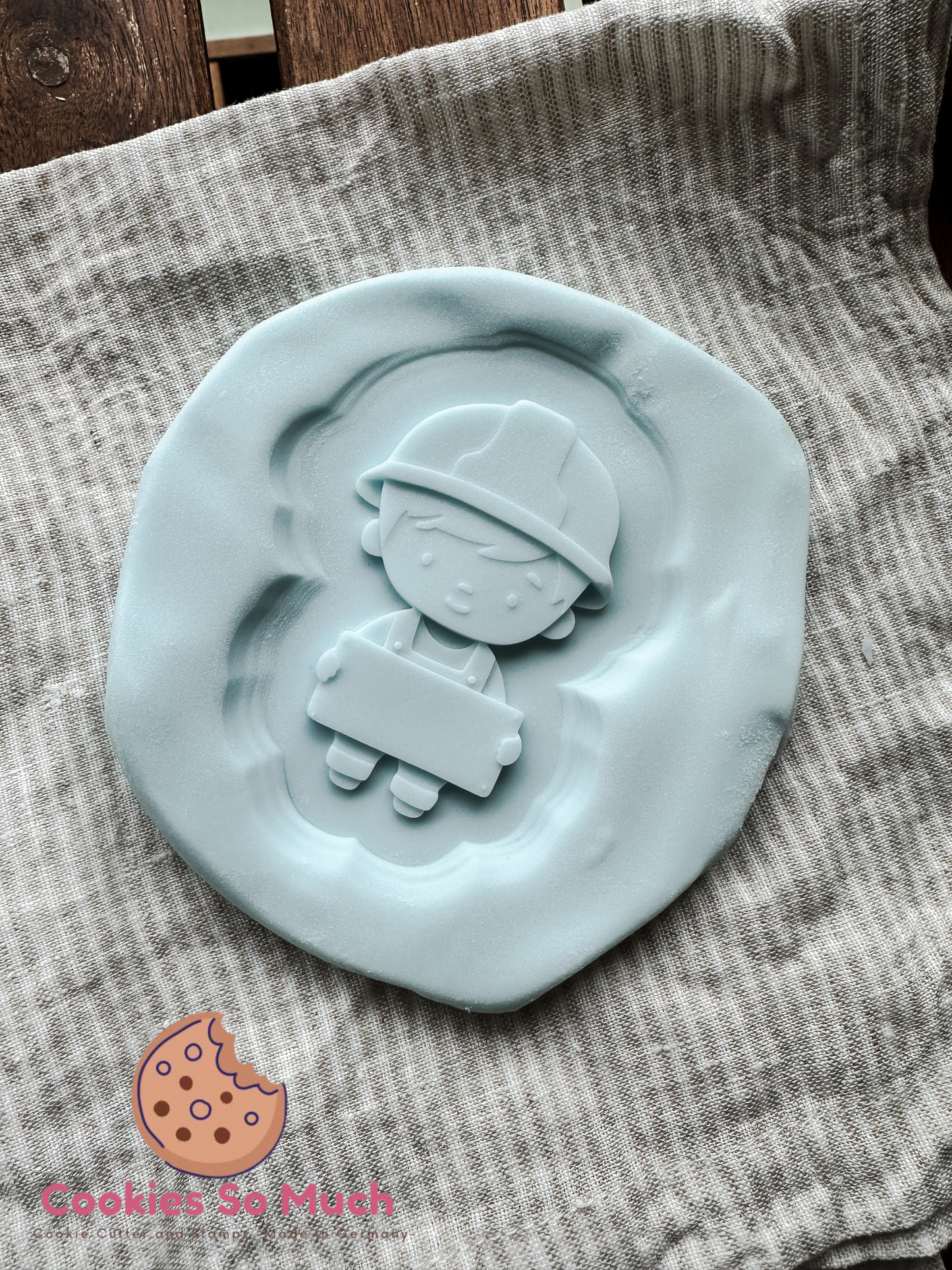 Baustellen Junge mit Schild Model 1 debosser und ausstecher