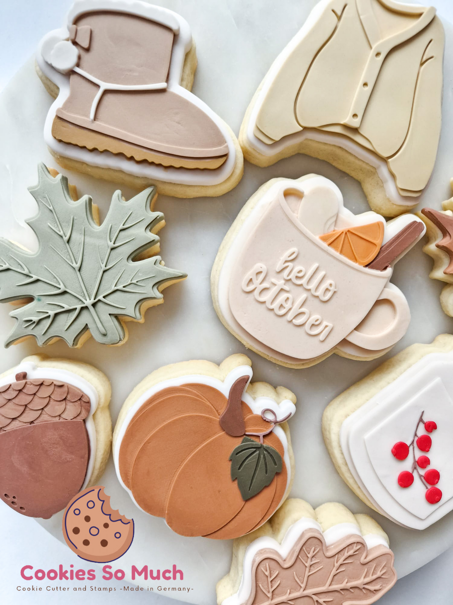 "hello October" tee tasse mit zimt, orange, nelke debosser und ausstecher