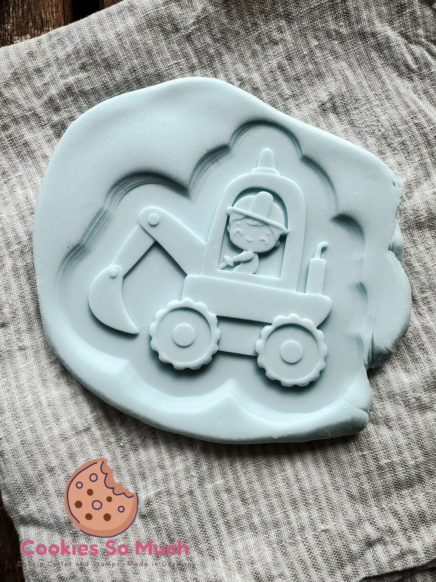 Bagger mit Jungen Model 2 debosser und ausstecher