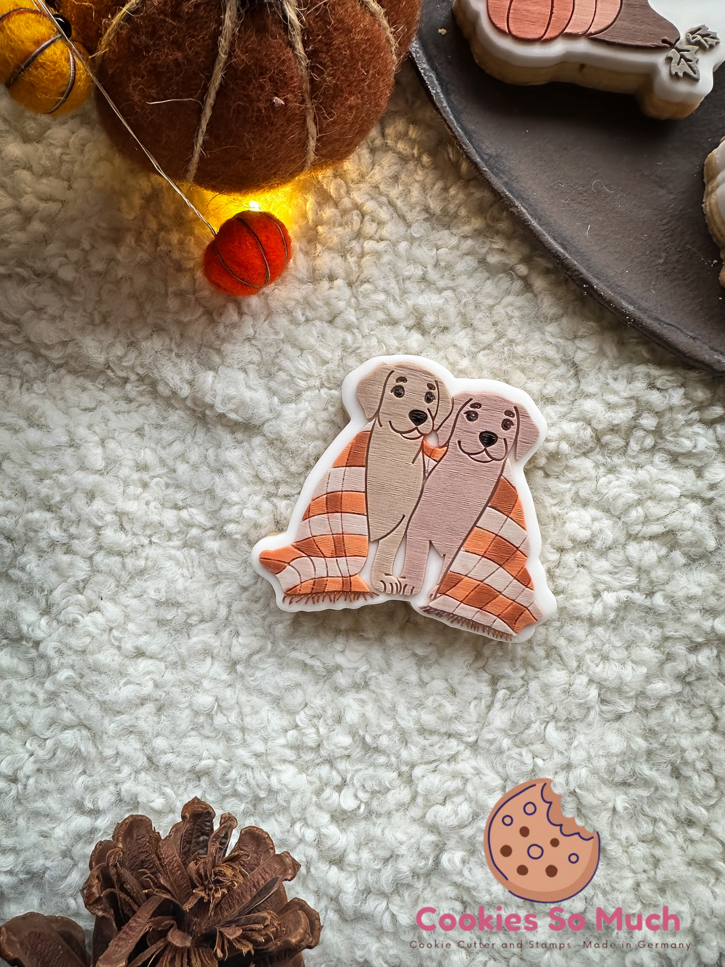 zwei Hunde unter der Kuscheldecke acryl debosser und ausstecher