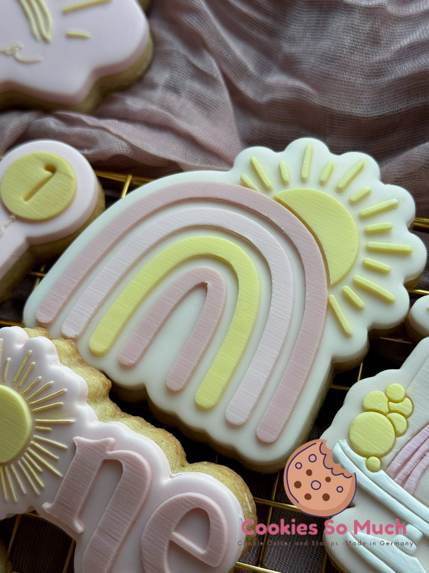 Regenbogen mit einer halben Sonne acryl debosser und ausstecher