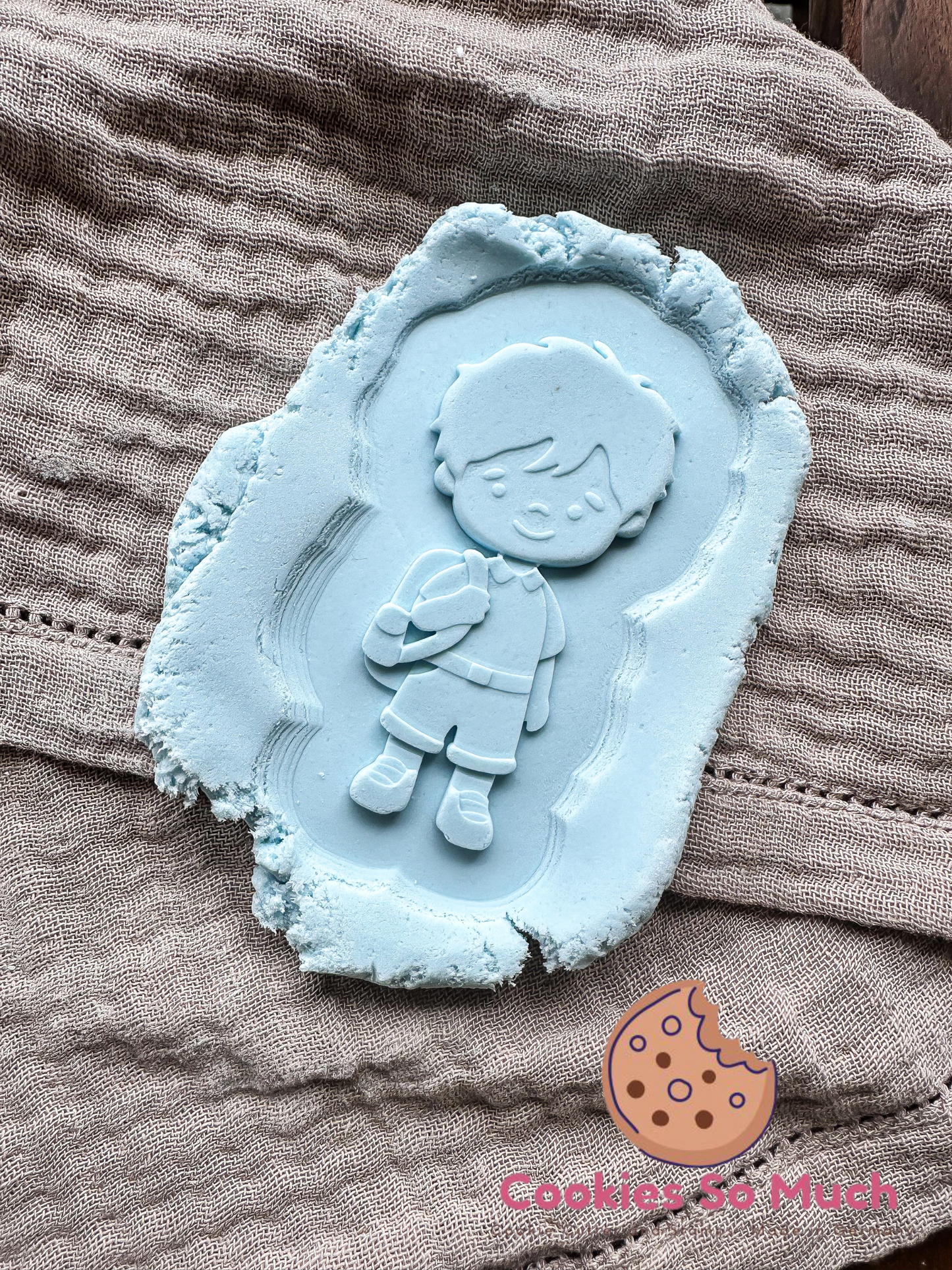 Schuljunge Debosser und Ausstecher