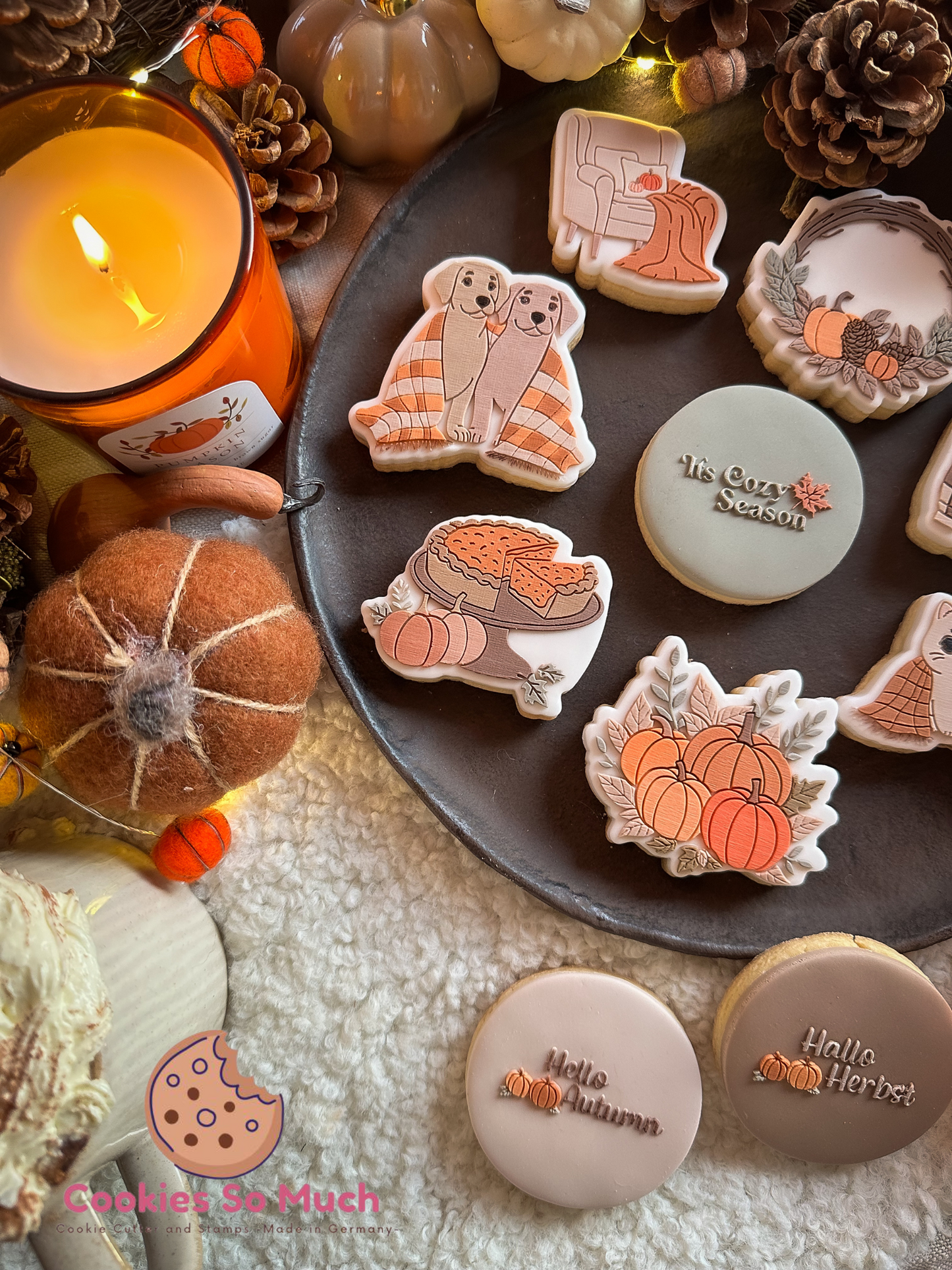 zwei Katzen unter der Kuscheldecke acryl debosser und ausstecher