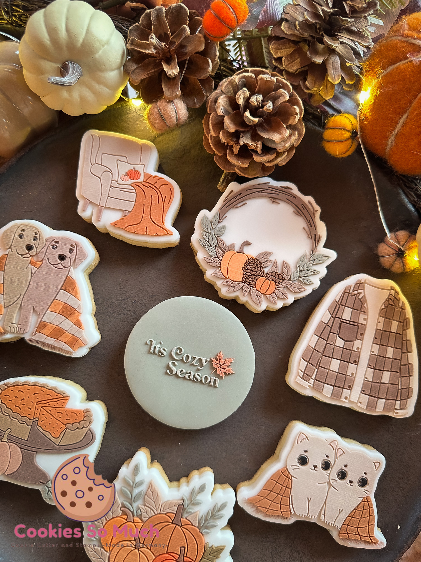 zwei Katzen unter der Kuscheldecke acryl debosser und ausstecher