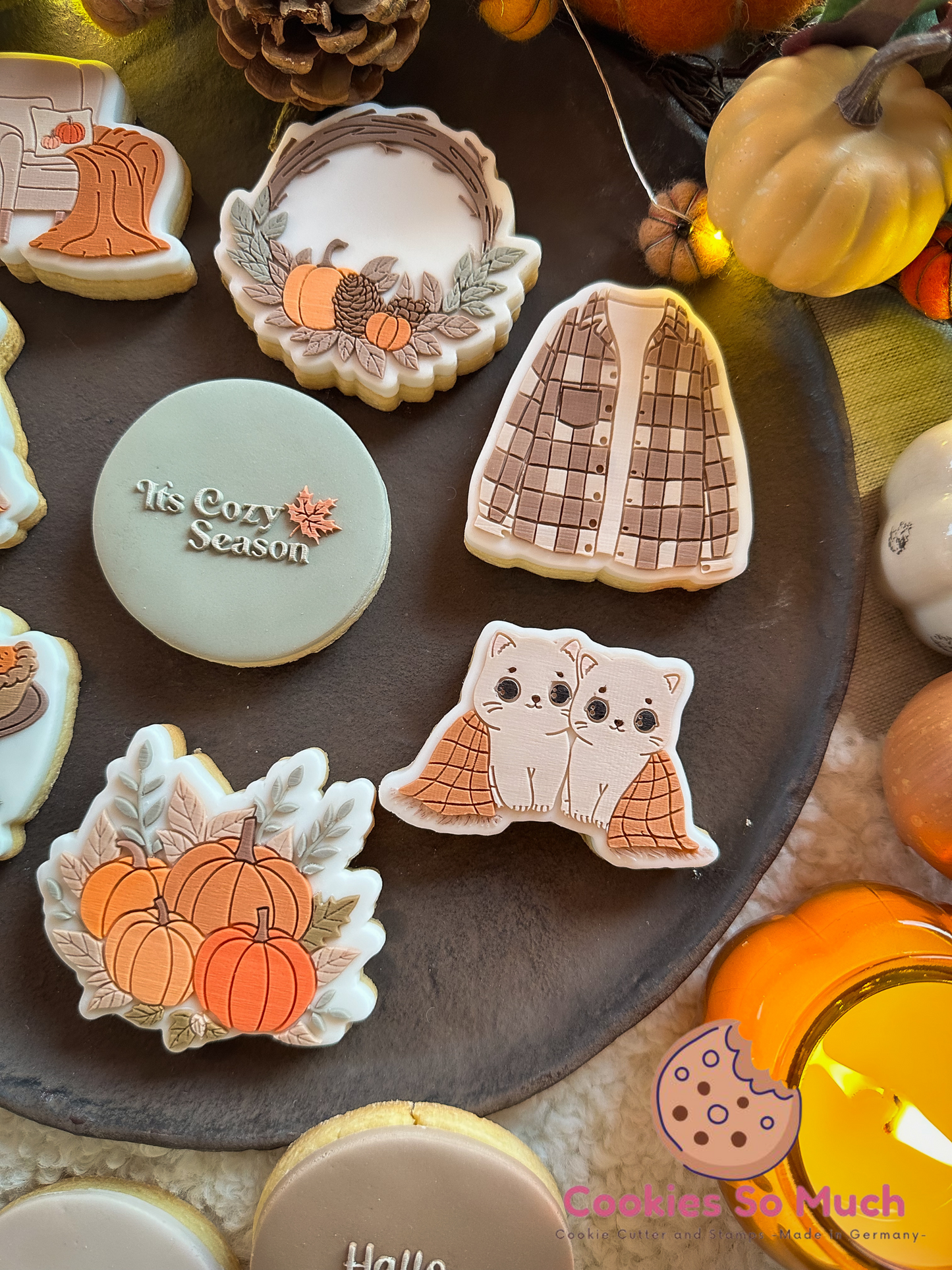 zwei Katzen unter der Kuscheldecke acryl debosser und ausstecher