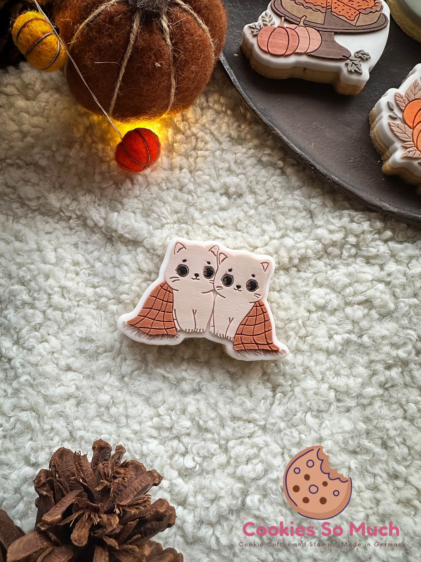 zwei Katzen unter der Kuscheldecke acryl debosser und ausstecher