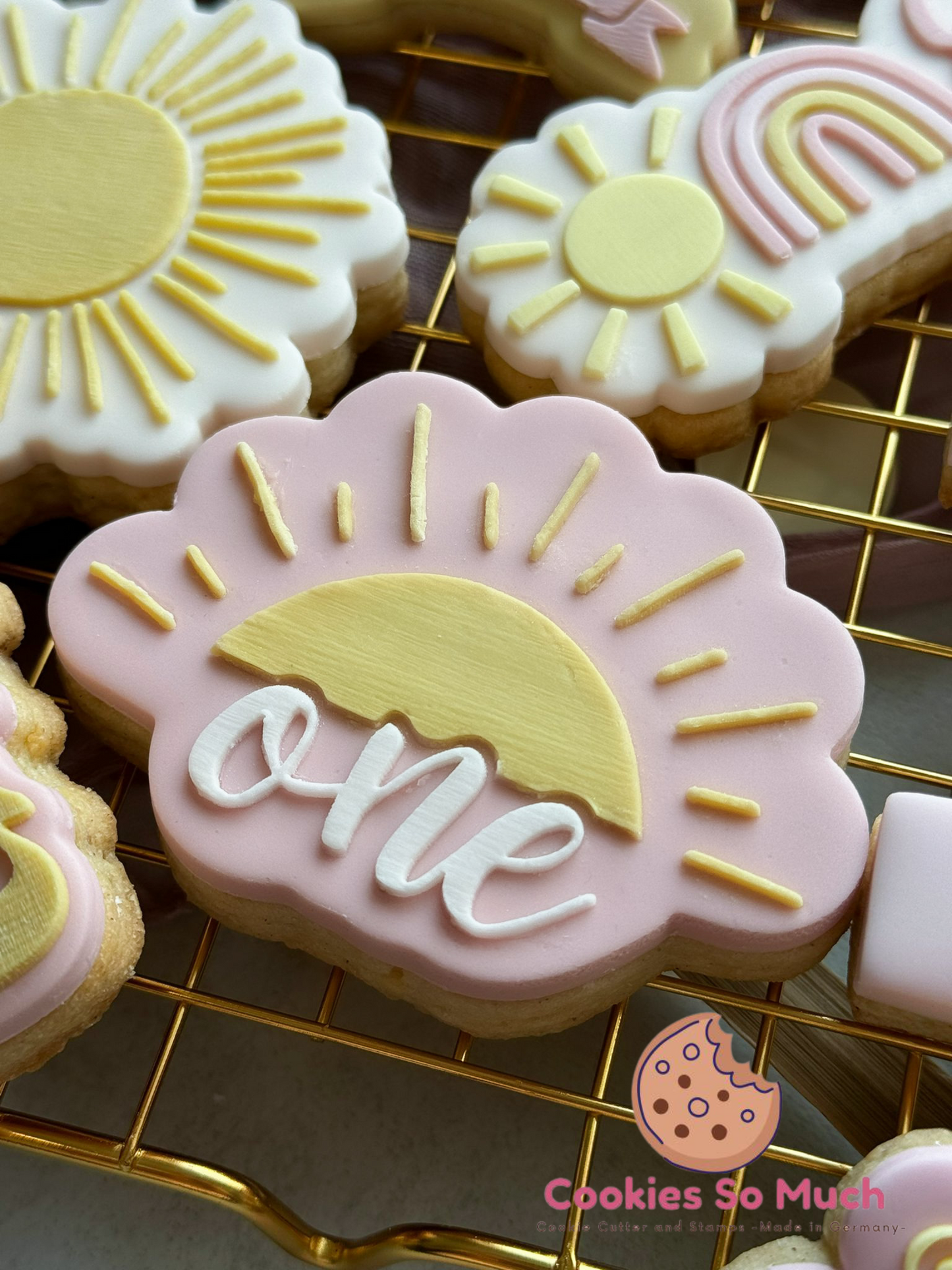 halbe Sonne mit one acryl debosser und ausstecher (Kopie)