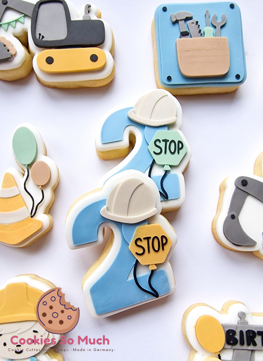 Zahl 2 mit Schutzhelm und Stopzeichen debosser und ausstecher