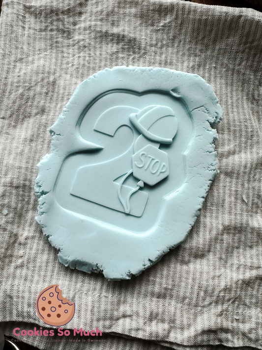 Zahl 2 mit Schutzhelm und Stopzeichen debosser und ausstecher