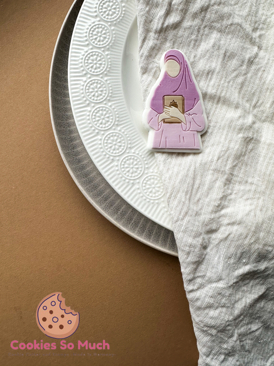 muslimische Frau mit Quran acryl debosser und ausstecher