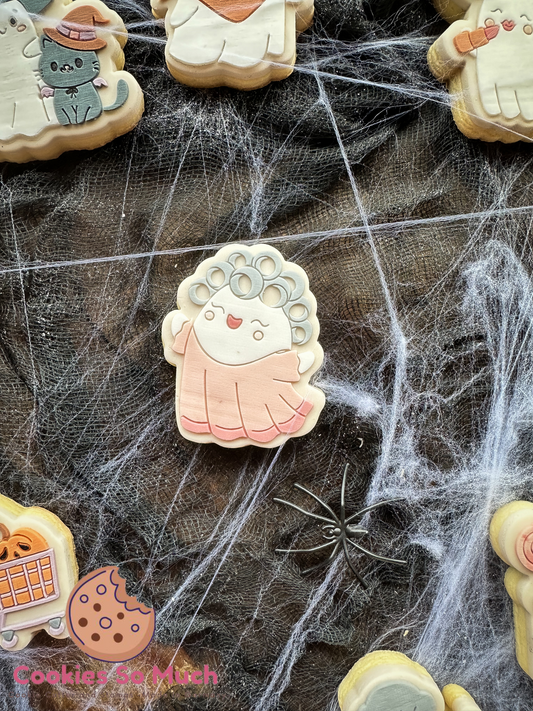 Geist in Kleid und Lockenwickler auf dem Kopf acryl debosser und ausstecher