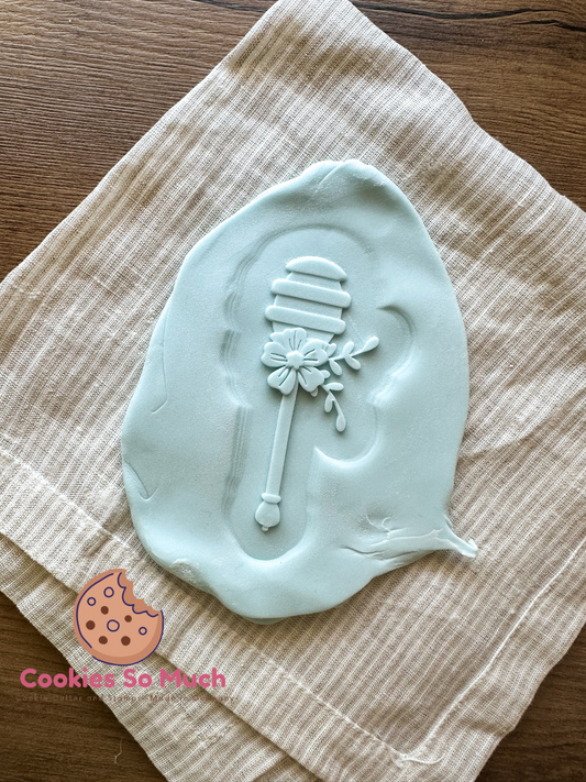 Honiglöffel mit blume debosser und ausstecher