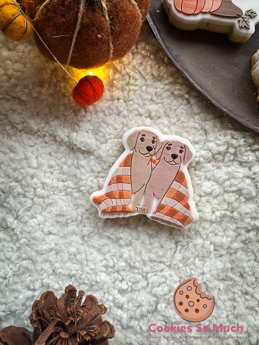 zwei Hunde unter der Kuscheldecke acryl debosser und ausstecher