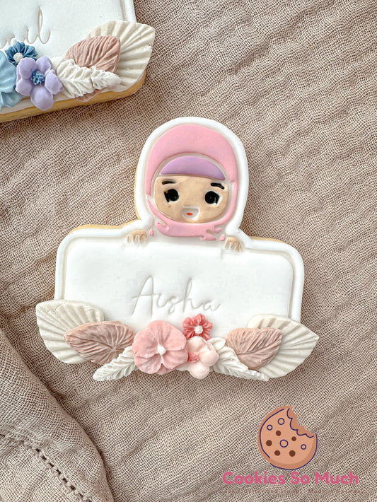 muslimisches Mädchen mit Board Stempel und ausstecher