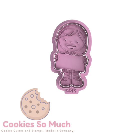 Mädchen mit Namensschild Stempel und Ausstecher