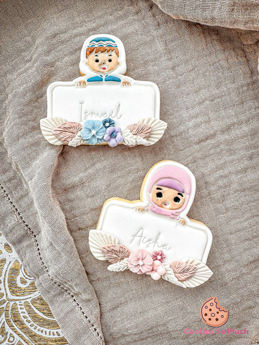 muslimischer Junge mit Board Stempel und ausstecher