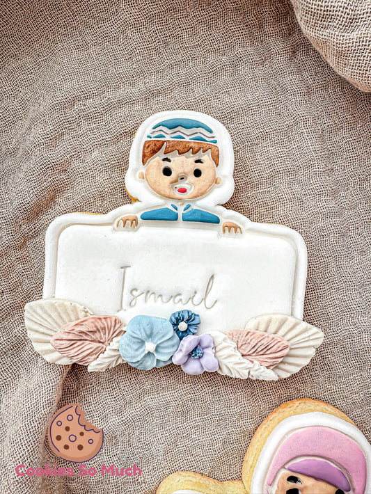 muslimischer Junge mit Board Stempel und ausstecher