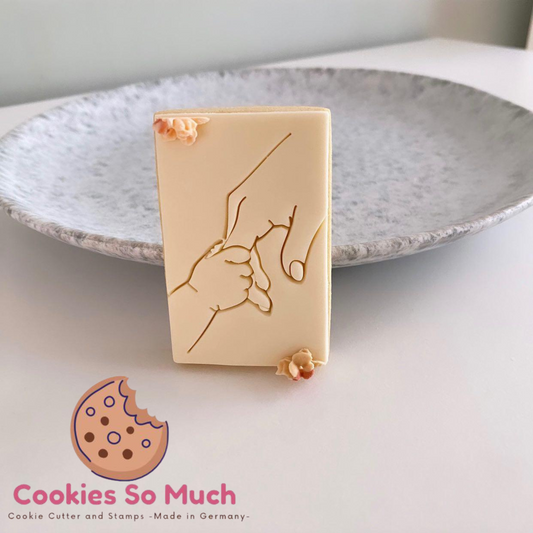 baby hält mamas hand stempel und ausstecher