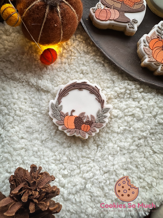 Herbstkranz mit Kürbisse und Tannenzapfen acryl debosser und ausstecher