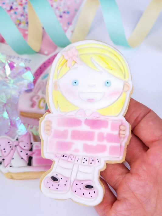 Mädchen mit Namensschild Stempel und Ausstecher